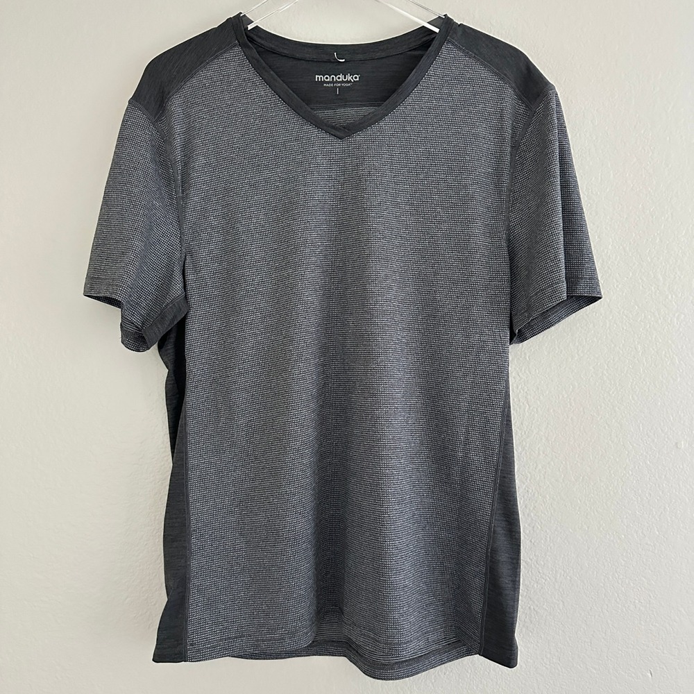 Manduka Yoga Shirt Mens M/L? Gray V-Neck Short Sleeve Performance Tee‎